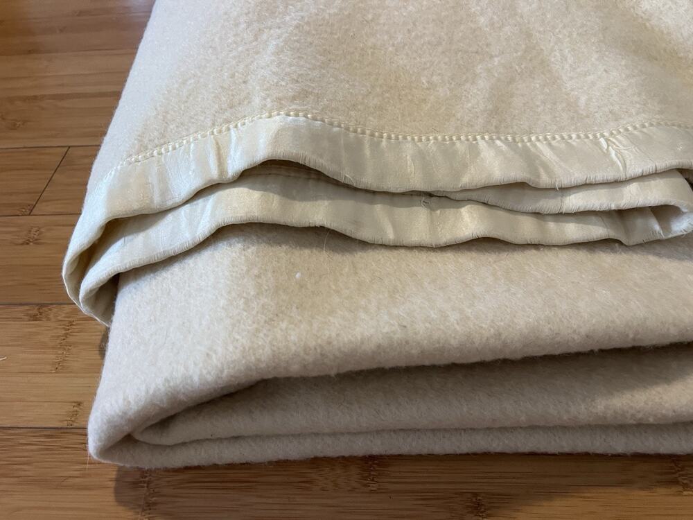 Vintage 70s Golden Dawn 100% Virgin Wool Blanket Light Yellow 78x72” - Read